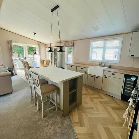 Mallard Lodge With Hot Tub * York