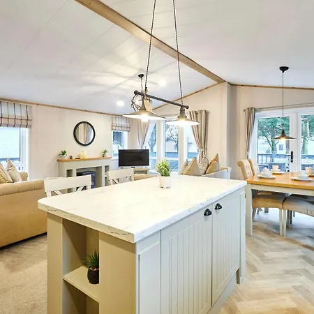Mallard Lodge With Hot Tub * York