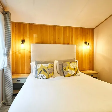 Mallard Lodge With Hot Tub * York